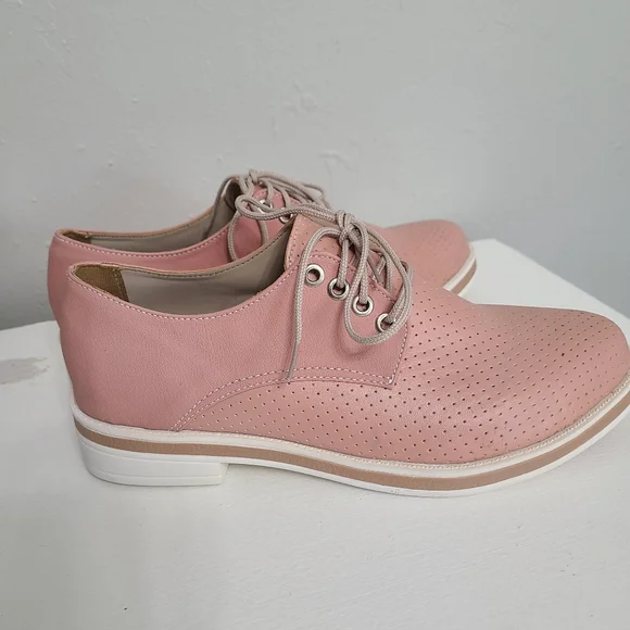 Pink Oxfords size 8 - Picture 2 of 8